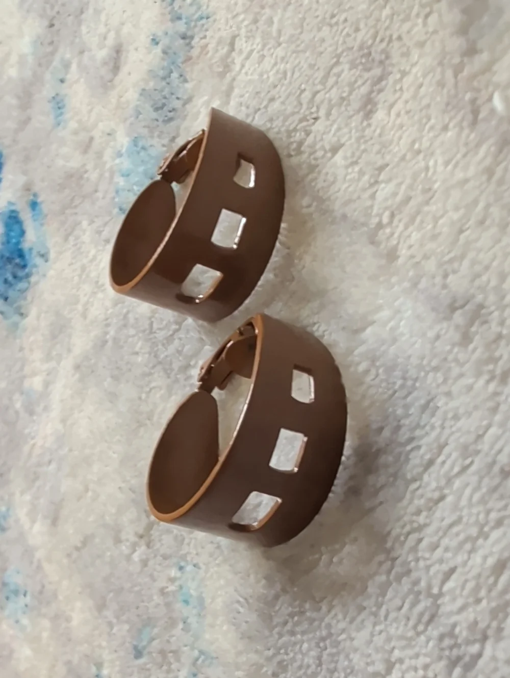 Retro Brown Cutout Hoop Clip-On Earrings – Vintage Women's Jewelry 1